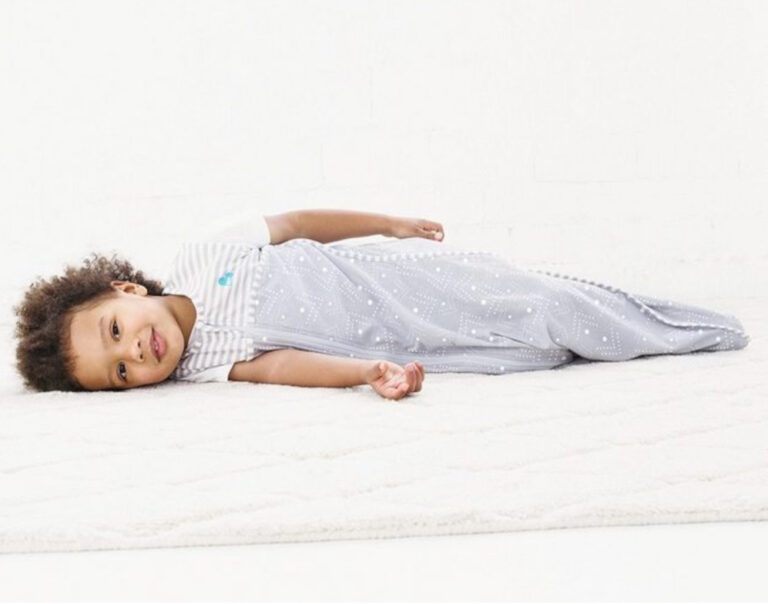 Śpiworki dla dzieci. Chłopiec w śpiworku.